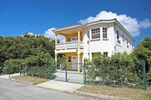 Modern Villa - UpstairsSt Philip Barbados, 5 min from Airport, AC, Wifi Parking Hotel a Work Hall
