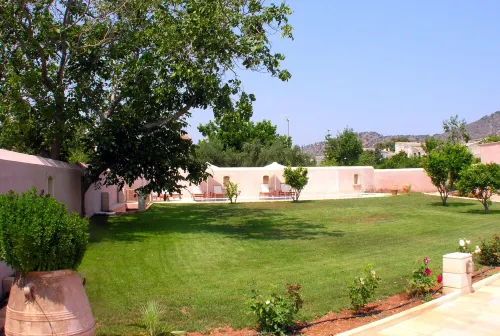 Luxurious villa with private private heated pool & spectacular views Hotels in Mylopotamos