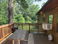 Beautiful Log Cabin w/loft. 1/2 mile to Red's Landing Boat Launch! A+ fishing.
