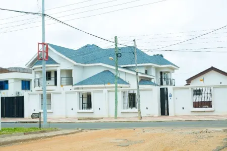 Beautiful Secure Home With 24 hour Security Отели в г. Adjiringanor