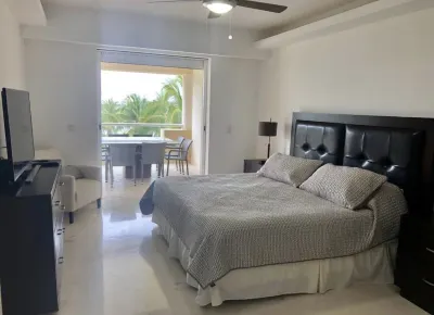 Beautiful private apartment with sea view 15 minutes from the airport