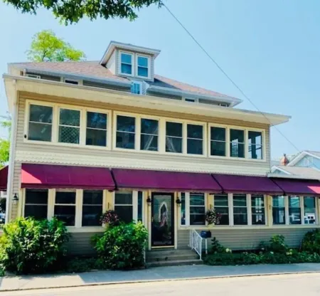Cozy 1-bedroom condo in wonderful Lakeside Marblehead with WiFi, AC