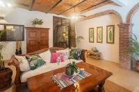 Charming Bambu Room in Casa Botanica