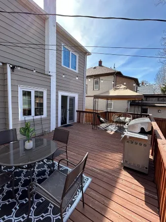 Entire house with 5 bedrooms across BU Отели в г. Брандон