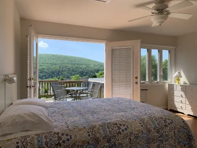 Wonderful Mountain Views.  Walk to Rivers, Parks, Restaurants and Shops. Harpers Ferry / Civil War Battlefields KOA Holiday附近的飯店