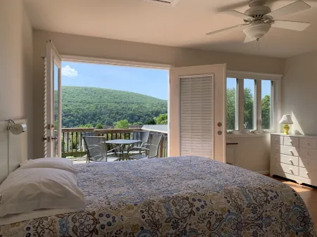 Wonderful Mountain Views.  Walk to Rivers, Parks, Restaurants and Shops.