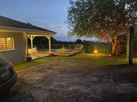 Villa F4 vue mer Dans un Écrin de Verdure au Calme à Proximité des Plages du sud Отели в г. Ривьер-Сале