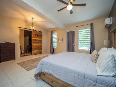 Hideaway with Wraparound Balcony: Beautiful Views, Great Vibes, Family Friendly