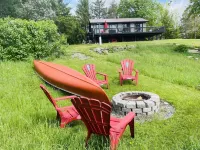 Cozy lakeside cottage with breathtaking views & amazing fishing Hotels in Stone Mills
