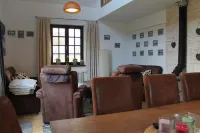 Large Thatched-Roof Vacation Home at the Wolin National Park View of Lake Neuendorf - Wi-Fi