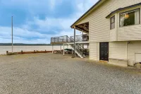 Beachfront Anderson Island Escape: Rainier Views!