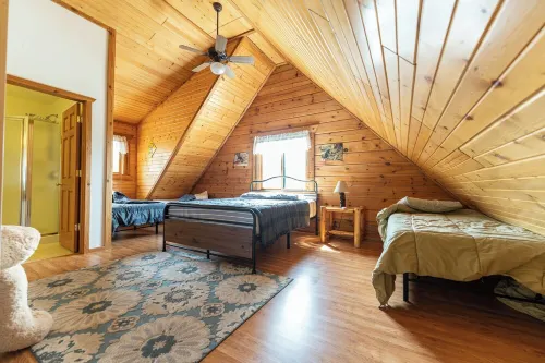 Cozy 3-bdrm cabin in Warrens with AC WiFi and a beautiful view off the back deck
