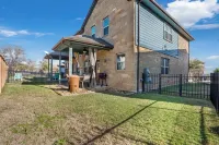 Modern Rock 3BR 3B Downtown Hotels near Round Rock Premium Outlets