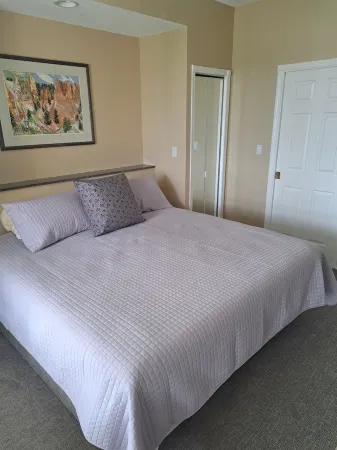 Spacious pet friendly condo with beautiful golf course and mountain views