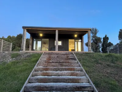 Paparoa Escape-Bush Walk, Hot Tub, Serene Views, Peaceful Escape & Dog Friendly. 미로 체이스 주변 호텔
