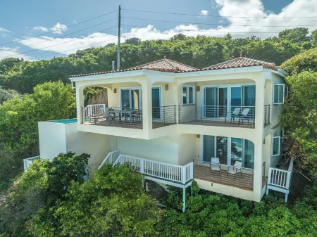 Oceanfront villa with outstanding views, salt-water plunge pool, wifi and AC.