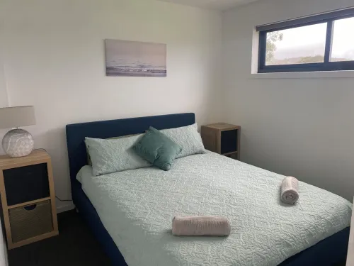 Watch the sunrise and set over the bay.Peaceful, central & dog friendly.