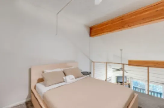 94Sll - Inexpensive - Fireplace - Wifi - Sleeps 6 1 Bedroom Condo by RedAwning