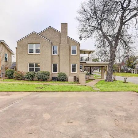 2 Mi to Magnolia Mkt: Cozy Retreat w/ Shared Yard