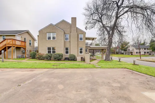 2 Mi to Magnolia Mkt: Cozy Retreat w/ Shared Yard - balcony