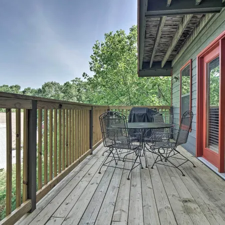 Hot Tub and Private Deck Rustic Pigeon Forge Cabin