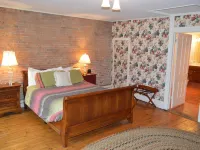 Canal Side Inn - Pet friendly