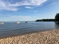 Mary's Lakeview - Limit 10 4 Bedroom Home by Redawning