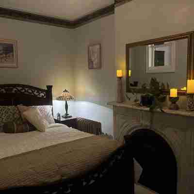 1 Br Private Victorian Apt in Convenient City Location on Half Acre Sleeps 4 Rooms