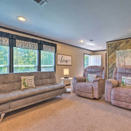 Pet-Friendly Home w/ Deck in Broken Bow!