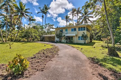 Sunny Pahoa Retreat Snorkel, Hike and Shop! Hotels near Halepalaoa Beach