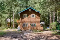 NEW - Cozy Waterfront Cabin Nestled in the Forest - King beds / AC / Fast Wi-fi