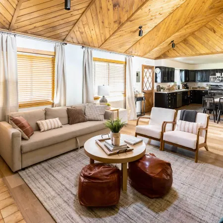 Whispering Hollow Lodge on Greer Main St! Hotels in Apache County