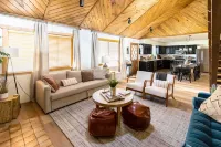 Whispering Hollow Lodge on Greer Main St! - WiFi
