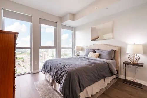 Luxury condo w breathtaking sunset views close to airport & downtown Mississauga