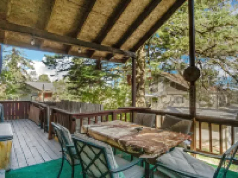 Eagle's Nest - Hot Tub, Deck & Prime Location 2 Bedroom Cabin Hotels in Cloudcroft