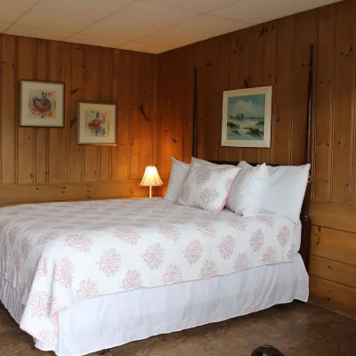 Town & Beach Motel Hotels near Old Silver Beach