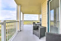 Beach Days & Resort-Style Fun! Galveston Retreat - Condos