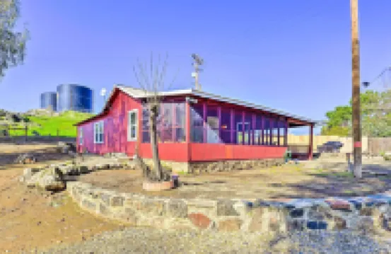 帶有塞拉內華達山景的平靜農舍