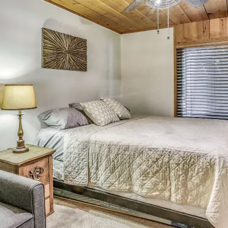 Cozy 'Bears Hideaway' Cabin ~ 3 Mi to Shaver Lake!