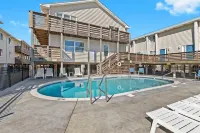 2BR Retreat with Pool, Near Beach and The Hangout - Strand