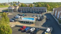 Schmidt's Creek Hotel - parking