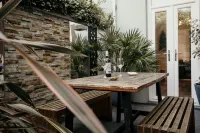 Sunbury Villa - Close to Town and Beaches - جاكوزي