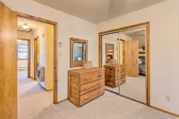 Family Cabin w/ Hot Tub: 1 Mi to Angel Fire Resort - ペット同伴可