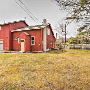 Cozy Castleton Cabin with Fire Pit and Water Access!