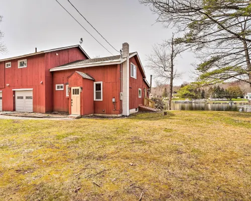Cozy Castleton Cabin with Fire Pit and Water Access! Hotele w: Castleton