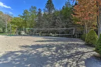 Deck & Resort Amenities: Pocono Lake Home - 3 estrellas