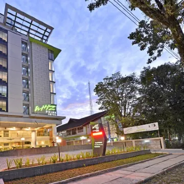 Whiz Prime Hotel Khatib Sulaiman Padang Các khách sạn gần Bãi biển Cimpago Padang