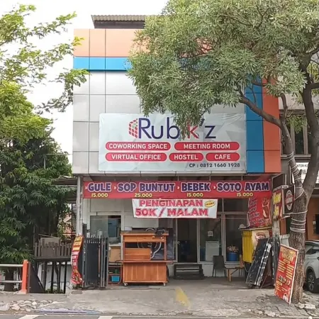Rubikz Hostel & Cafe
