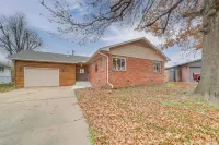 6 Mi to Dtwn: Dog-friendly Home w/ Yard in Tulsa - Homestays