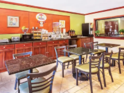 Super 8 by Wyndham Tilton/Lake Winnipesaukee Hotels in Tilton